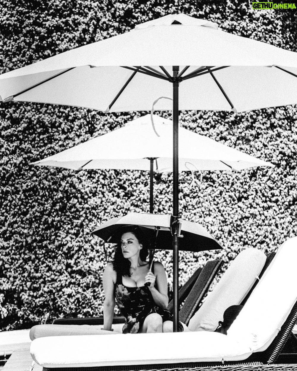 Kim Director - 1.3K Likes - I remember when LA used to be sunny
đˇ @narcissusholmes
đ @dolcegabbana
đ@solumbrabysunprecautions
#nickholmes #photography #blackandwhite #la