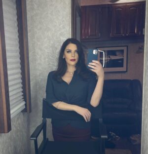 Kim Director Instagram - Mirror selfie from tonight’s episode of @bluebloods_cbs 💙

#actress #setlife #brooklyn #bluebloods #redlips #cbs