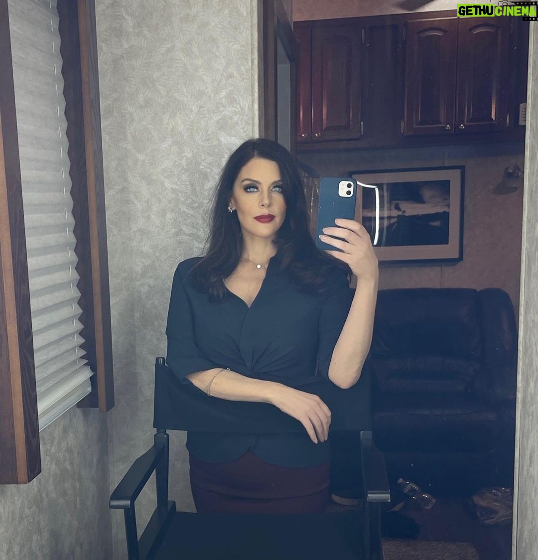 Kim Director - 1.7K Likes - Mirror selfie from tonightâs episode of @bluebloods_cbs đ
#actress #setlife #brooklyn #bluebloods #redlips #cbs