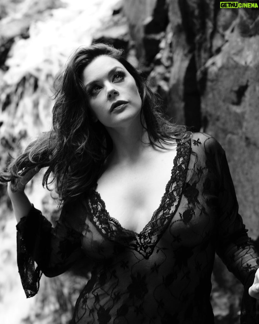 Kim Director - 3.7K Likes - đˇ Steve Vaccariello @stevevacc
đ @camillian13
A rare sighting outdoors đ
#photography #blackandwhitephotography #stevevaccariellophotography