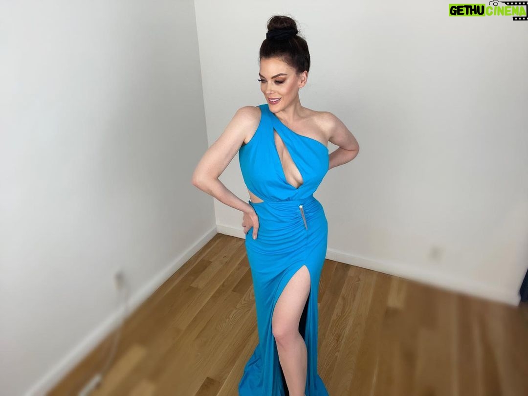 Kim Director - 2.1K Likes - HAPPY PRIDE!! đ
Thank you for this INCREDIBLE dress @halston & @stylewithden â¤ď¸
I am in love :)
#prideđ #pride #fashion #halston #stylewithden #stylist