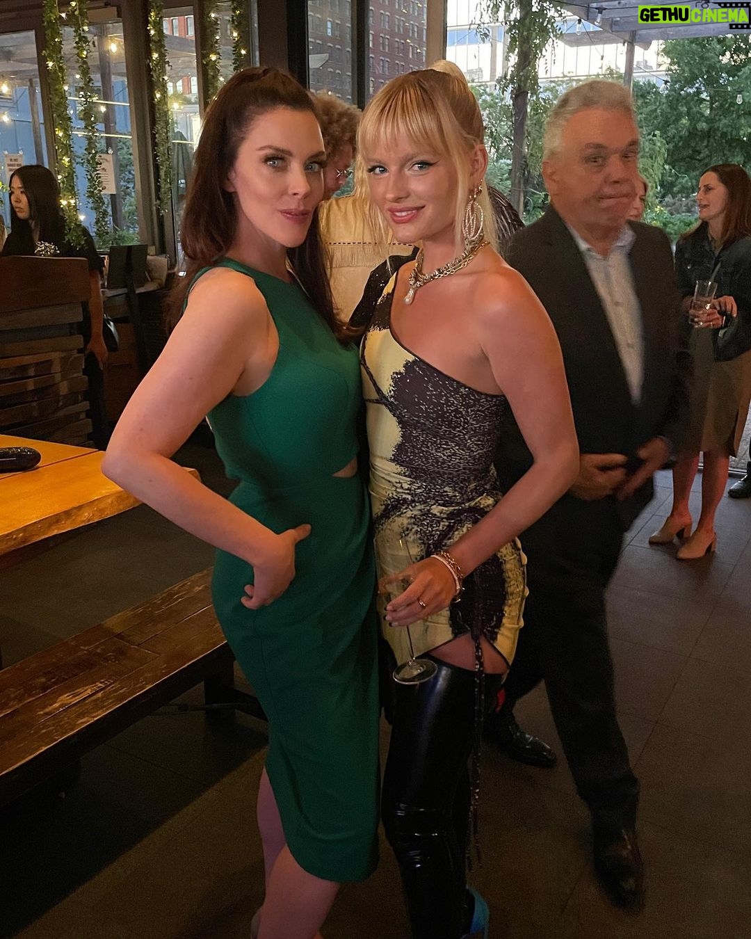 Kim Director - 1.5K Likes - Bridge and Tunnel/ Tribeca photo dump. @ballerinafarrell @bmulls327 and the entire cast are extraordinary.
Brianâs Formula 1 podcast, The Red Flags is đĽ and Catâs Netflix special is hilarious!
I would brag about @georgiawarnerrr, but sheâs working on something so fancy, I canât even talk about it.
Stylist: @stylewithden
#tribecafilmfestival #tribeca #tribeca2022 @tribeca @tribecafilmfestival #epix #fathersday #dancer @epix #bridgeandtunnel @netflix