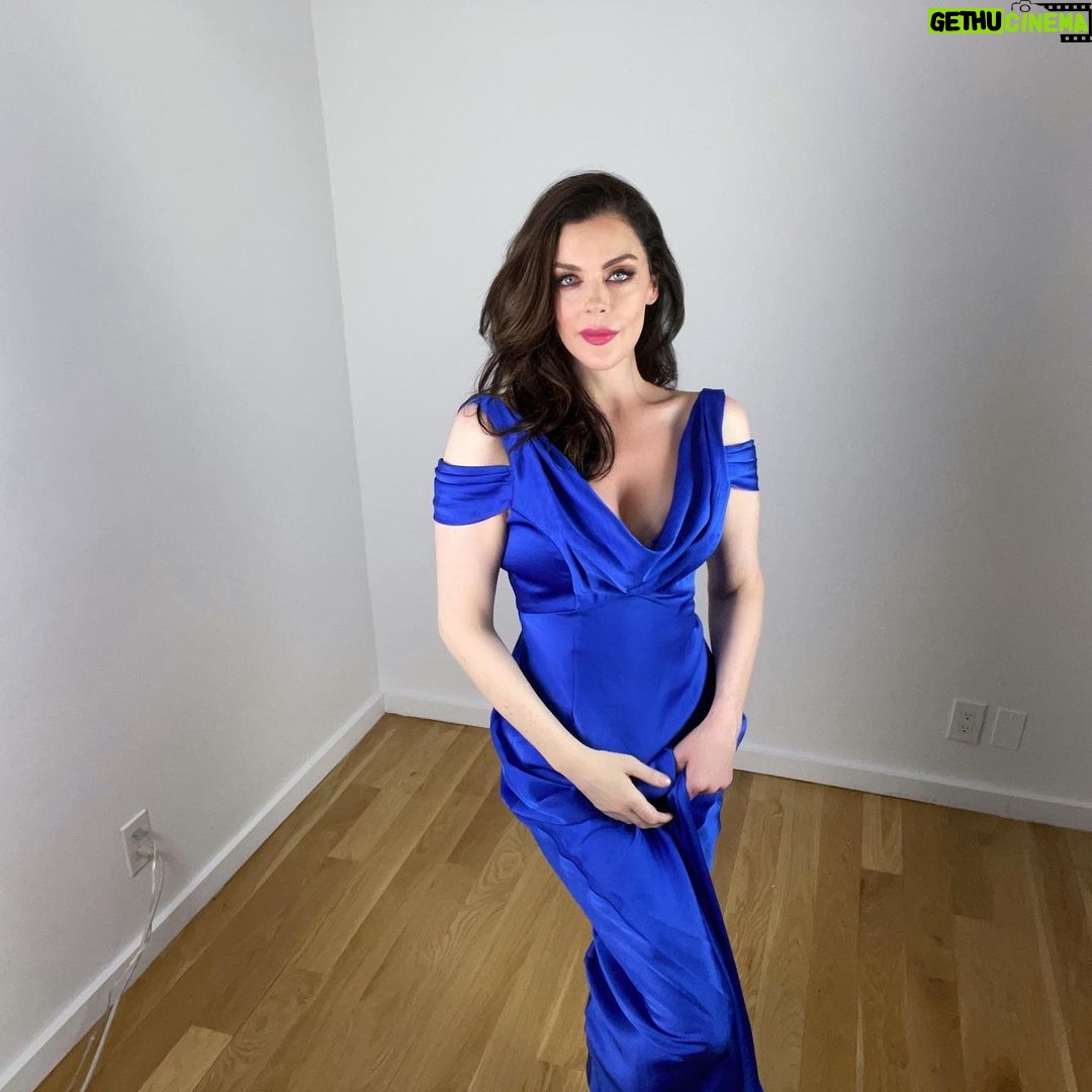 Kim Director - 2.1K Likes - No pictures were allowed at my dinner last night, but I wanted to show off this dress anyway.
Thank you @stylewithden and @theiacouture
I never wanted to take this dress off â¤ď¸â¤ď¸