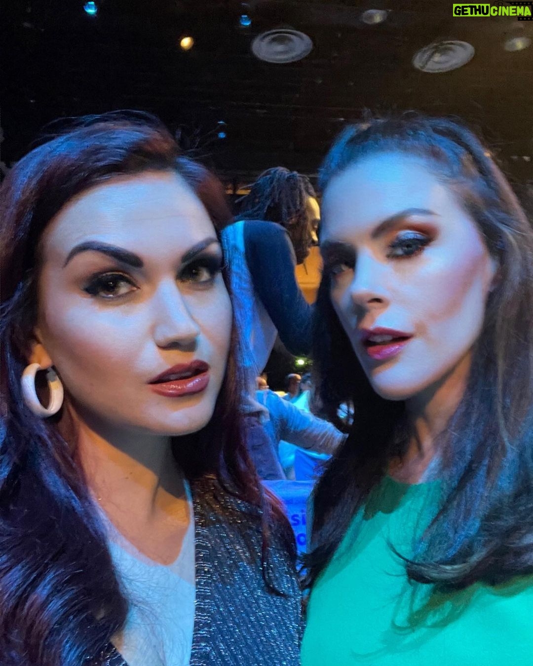 Kim Director - 1.5K Likes - Bridge and Tunnel/ Tribeca photo dump. @ballerinafarrell @bmulls327 and the entire cast are extraordinary.
Brianâs Formula 1 podcast, The Red Flags is đĽ and Catâs Netflix special is hilarious!
I would brag about @georgiawarnerrr, but sheâs working on something so fancy, I canât even talk about it.
Stylist: @stylewithden
#tribecafilmfestival #tribeca #tribeca2022 @tribeca @tribecafilmfestival #epix #fathersday #dancer @epix #bridgeandtunnel @netflix
