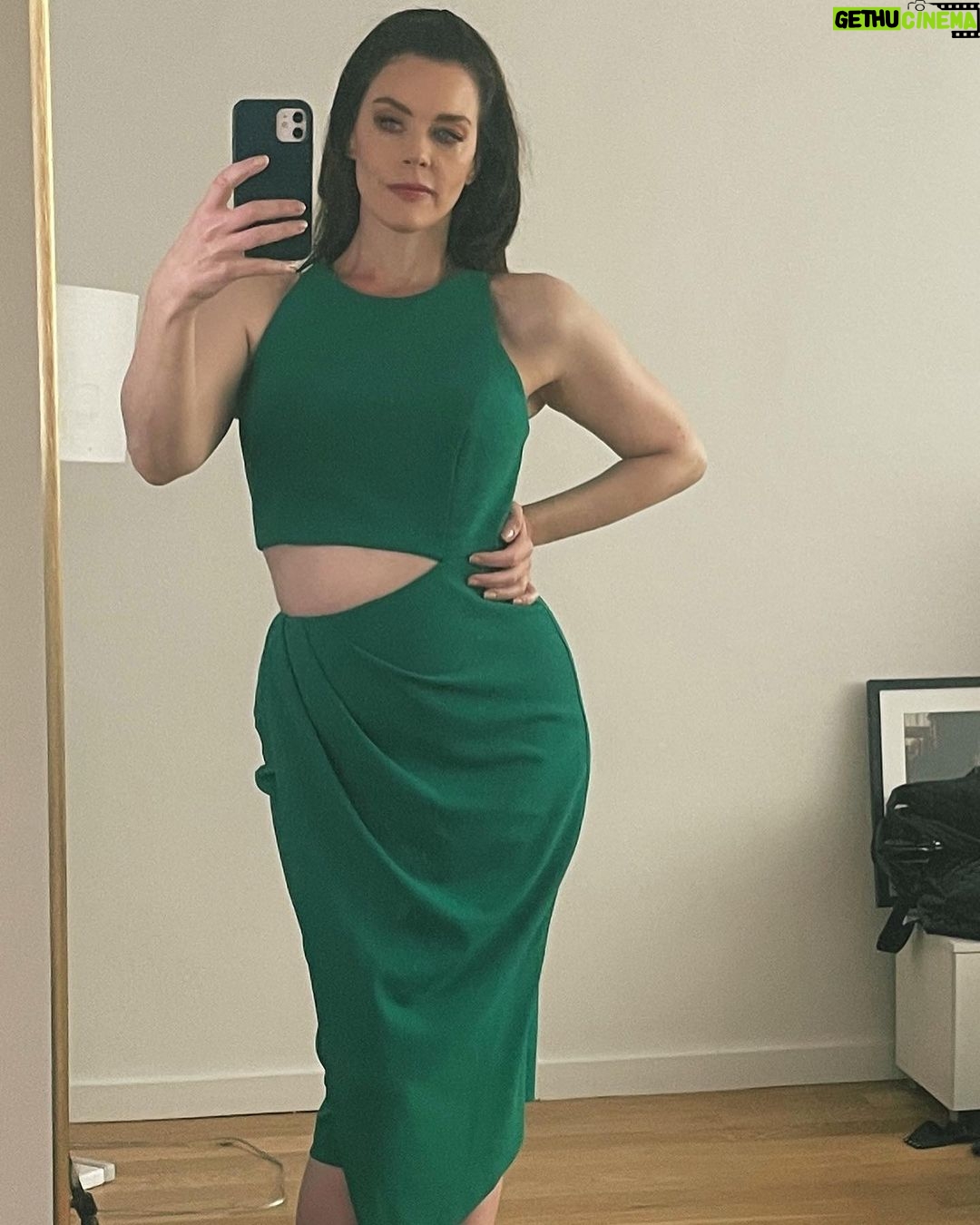 Kim Director - 1.5K Likes - Bridge and Tunnel/ Tribeca photo dump. @ballerinafarrell @bmulls327 and the entire cast are extraordinary.
Brianâs Formula 1 podcast, The Red Flags is đĽ and Catâs Netflix special is hilarious!
I would brag about @georgiawarnerrr, but sheâs working on something so fancy, I canât even talk about it.
Stylist: @stylewithden
#tribecafilmfestival #tribeca #tribeca2022 @tribeca @tribecafilmfestival #epix #fathersday #dancer @epix #bridgeandtunnel @netflix