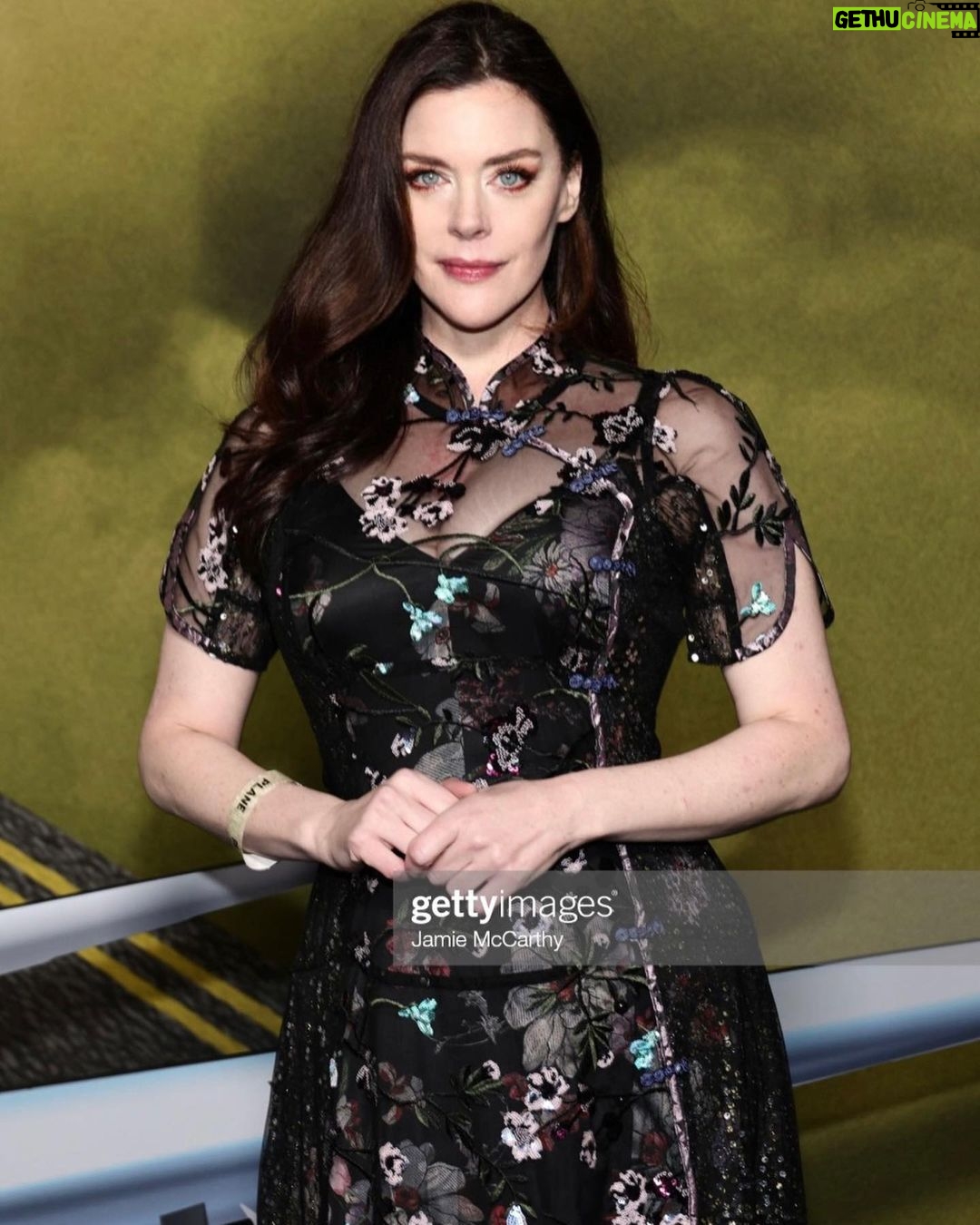 Kim Director - 3.1K Likes - I had the best time at @planemovie last night!!
Thank you to the incredible @stylewithden for styling this beautiful dress from @inearnestofficial â¤ď¸
Congratulations to @tara_westwood @notdaniellapineda @coltermikecolter @gerardbutler @lionsgate @cinemasociety and this incredible cast!
#redcarpet #premiere #film #nyc #inearnest #firstpostof2023