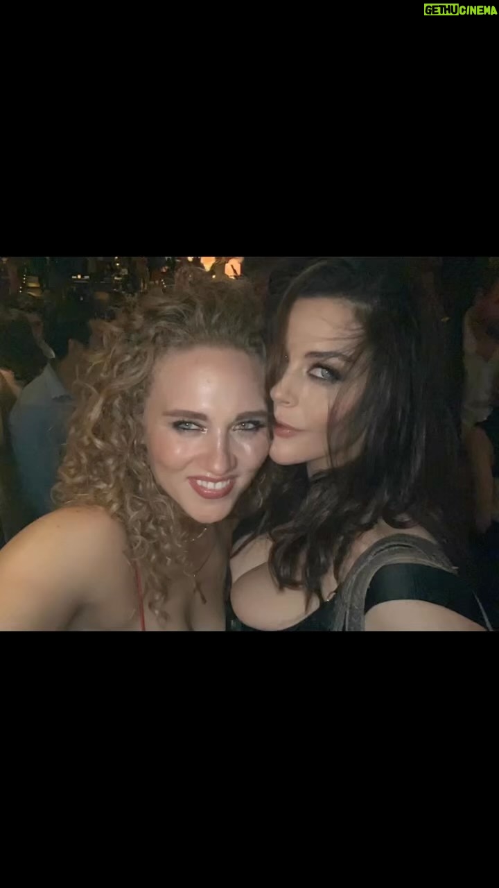 Kim Director - 2K Likes - This night was brought to you by: ALCOHOL
Adore you @katcunning đ
#makegoodchoices #alcohol #nyc
