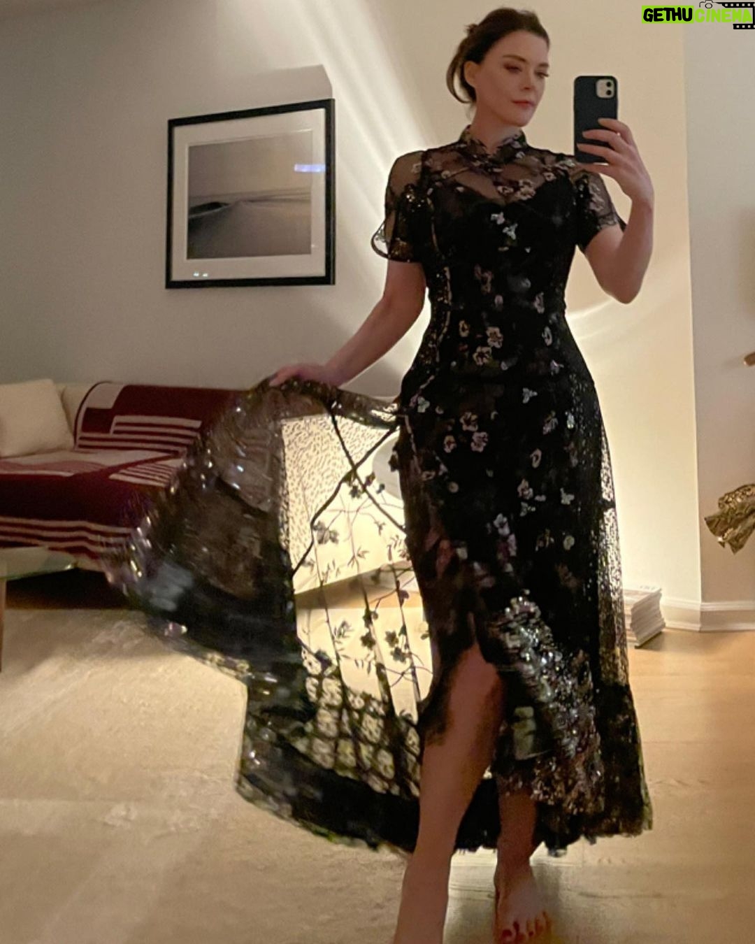 Kim Director - 3.1K Likes - I had the best time at @planemovie last night!!
Thank you to the incredible @stylewithden for styling this beautiful dress from @inearnestofficial â¤ď¸
Congratulations to @tara_westwood @notdaniellapineda @coltermikecolter @gerardbutler @lionsgate @cinemasociety and this incredible cast!
#redcarpet #premiere #film #nyc #inearnest #firstpostof2023