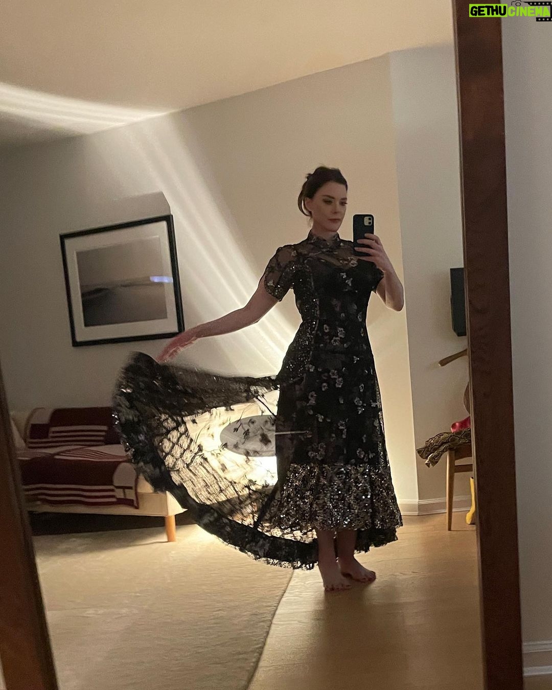Kim Director - 3.1K Likes - I had the best time at @planemovie last night!!
Thank you to the incredible @stylewithden for styling this beautiful dress from @inearnestofficial â¤ď¸
Congratulations to @tara_westwood @notdaniellapineda @coltermikecolter @gerardbutler @lionsgate @cinemasociety and this incredible cast!
#redcarpet #premiere #film #nyc #inearnest #firstpostof2023