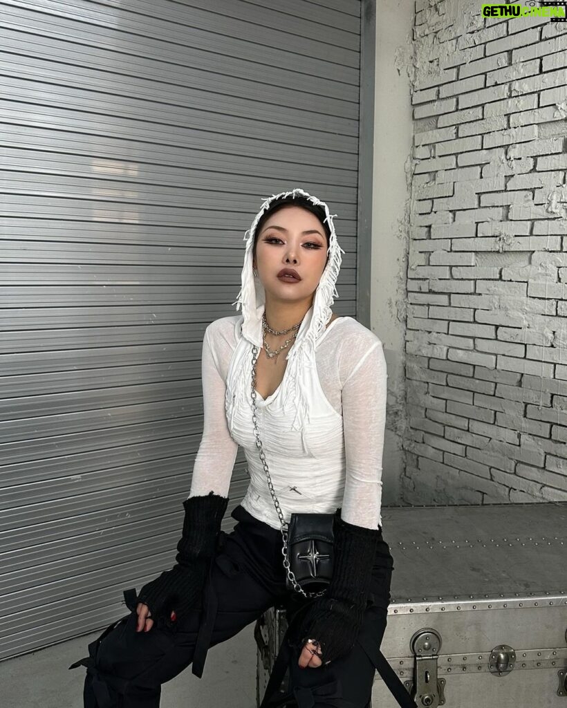 Kim Eun-young Instagram - Silver the trend this year right? @giamiaa_official #ad