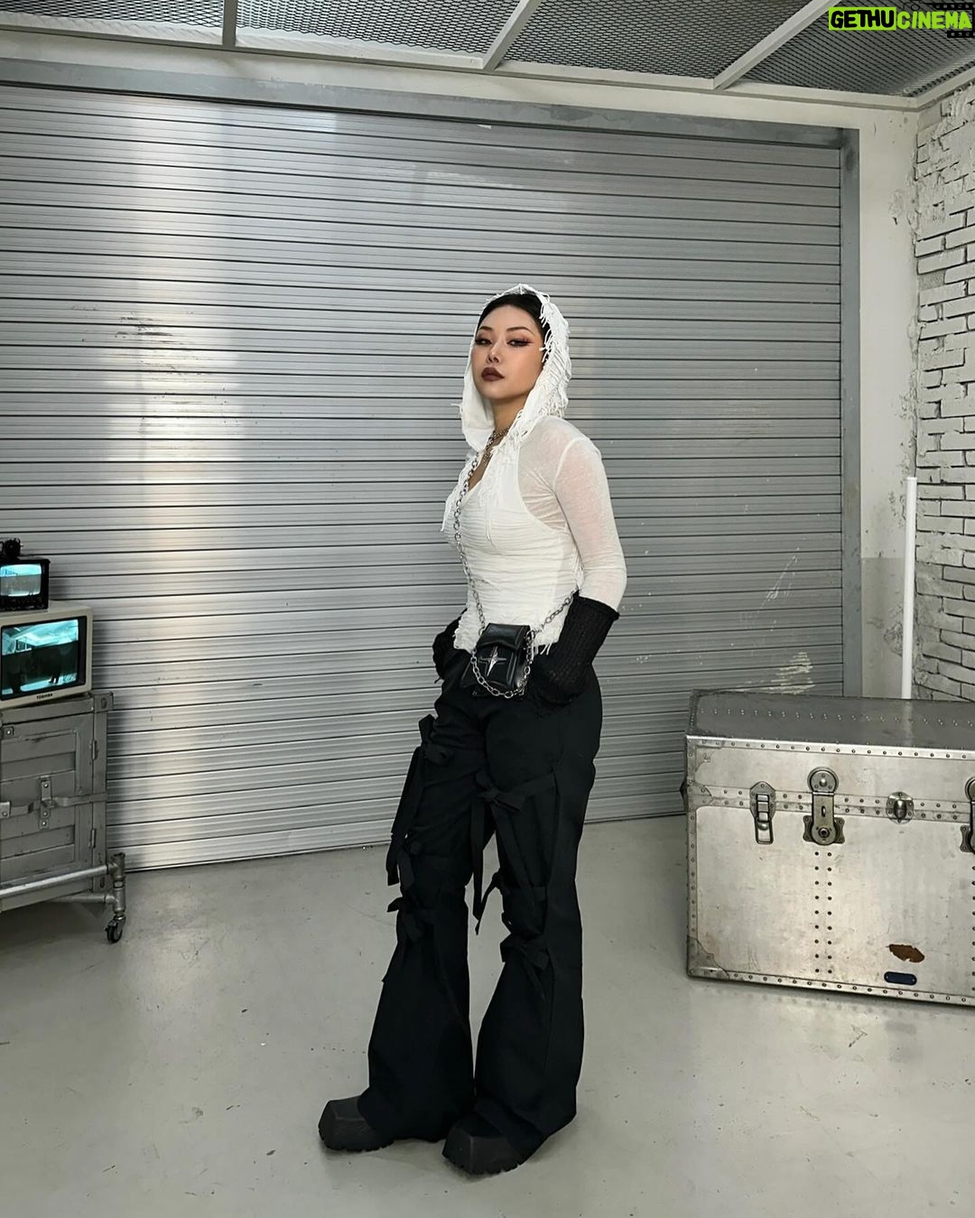 Kim Eun-young Instagram - Silver the trend this year right? @giamiaa_official #ad