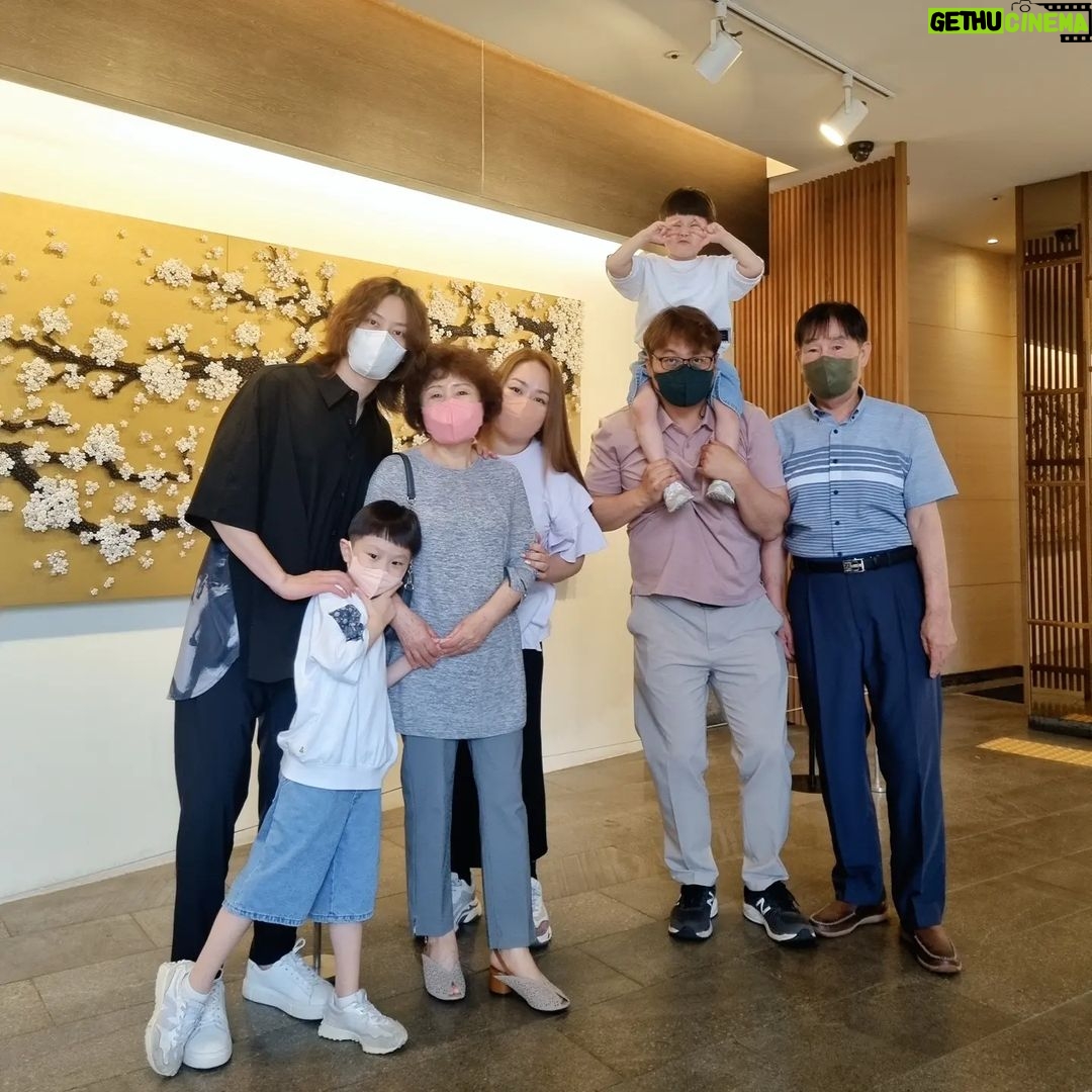 Kim Hee-chul Instagram - 데뷔한지 18년이 됐다고 합니다🎊 시간 너무나도 빠릅니다....🥺 고등학생 때부터 전단지 돌리기, 공장, 호프집, 수영장, 고깃집.. 많은 알바를 하다가 스무살 겨울, SM에 온게 생각나네요 늘 즐겁고 유쾌하게 살았지만 연예인이 된 후로는 더 행복하게 살아왔습니다 '이래도 되나' 싶을 정도의 많은 사랑을 받으며 말이죠 물론, 그 사랑. 당연하다 생각한적 없다는건 알지?🤗 앞으로도 그 사랑들 생각해서 더 잘 살겠습니다😍 "초심을 찾겠습니다!" 란 말은 빼도록 하겠어요😏 전 초심 찾으면....🙄😮💨😕😰🫠 '꽃잎' 처음 데뷔 했을 때 제 팬들에게 붙여준 애칭인데요.. 뜻이 아주 그냥 나르시시즘의 끝을 보여줍니다🤔 "나는 꽃이니 너희들은 언제나 함께있는 꽃잎이 되어라" 🤯🤯🤯🤯🤯🤯🤯🤯🤯🤯🤯🤯🤯🤯🤯🤯🤯🤯 20대의 김희철은 지금보다 더 제 정신이 아니었다는..🥲 암튼, 정말 고맙고 사랑한단 말을 빙빙 돌리는 중입니다 깔깔깔🤪 잘 자!!!!🙂🙃🙂🙃🙂🙃🙂🙃🙂🙃🍒💙 . . #꽃잎 #Petal