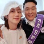 Kim Hee-chul Instagram - 2002년 늦은 가을🍁🍂 친구들이랑 TV를 보고 있는데 싸이형의 '챔피언' 무대가 나왔다 'I Love X', '카사노바', 'No.1', '놀아보자' 등.. 싸이형이 얼굴을 공개하기 전부터 워낙 팬이었던 나는 늘 그랬듯이 '챔피언' 을 따라불렀고, 옆에 있던 친구가 "야~ 너도 연예인 해봐~" 라는 말에 컴퓨터를 켜고 한국에 있는 기획사들을 떠올렸다💭 '어디 기획사 글자수가 제일 짧지🤔 SM....' SM을 검색하니 '판당고' 가 뜨면서 토욜은 4시, 일욜이 3시였나? 아무튼 주말마다 SM 공개 오디션이 있다는 공지가 올라왔고 바로 엄마한테 토요일에 서울구경 가는 김에 오디션 보고 오겠슴😏 🧍‍♂️⛰️🚎🧍‍♂️🏙😮🏟😮🚶‍♂️🕔😮‍💨🏢😳🎤🇰🇷🎵💯👌 👯‍♂️👯‍♂️👯‍♂️👯‍♂️👯‍♂️👯‍♂️➕️🕺💙 그렇게 서울 올라가서 SM 오디션 보고 연예인 됨🙂🙃 . . #싸이 #PSY #싸다9 #싸이가없었으면우주대스타도없었단이야기 @42psy42
