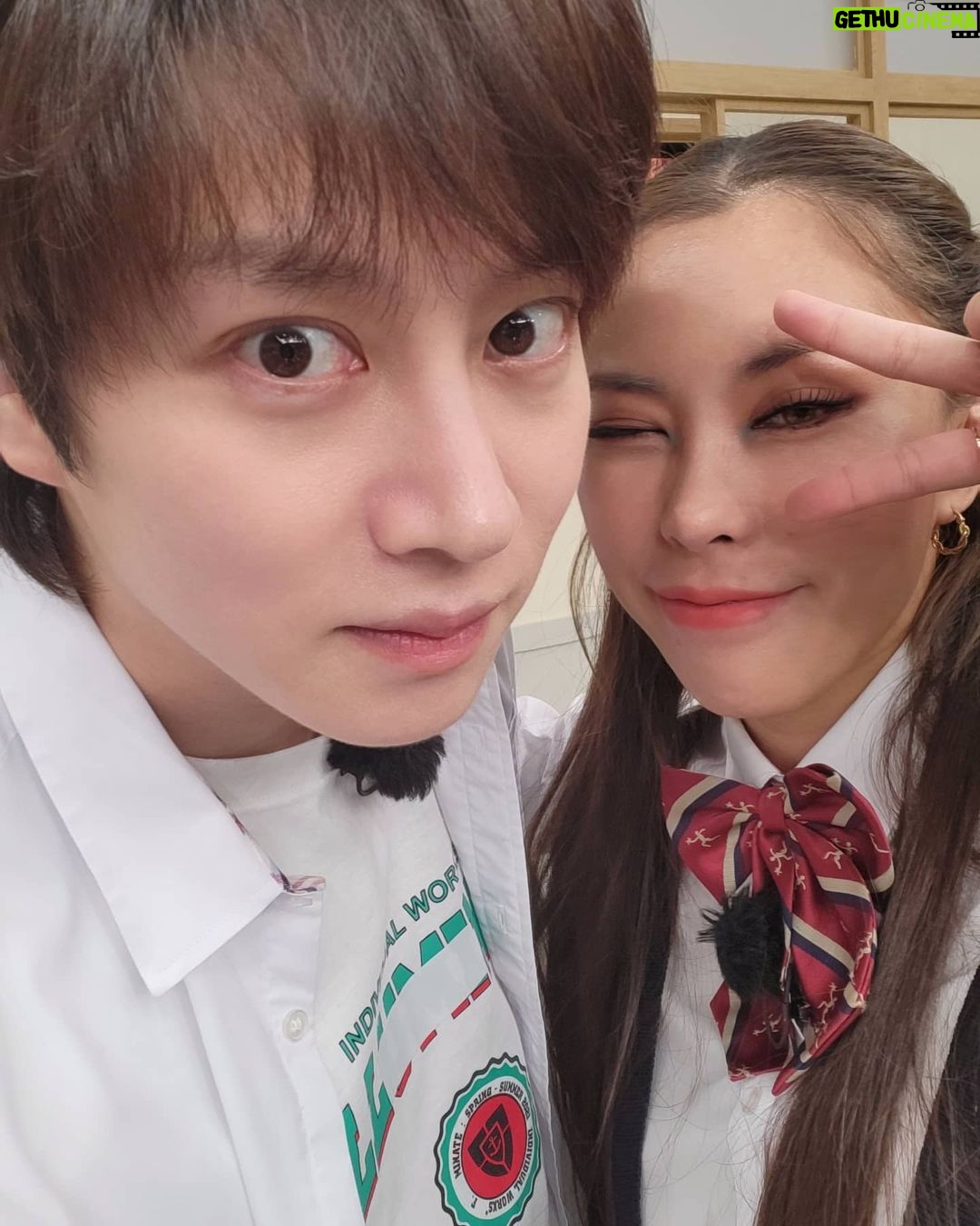 Kim Hee-chul Instagram - 김수용님의 만화 과 '피플크루' 의 비디오를 보며 쉬는 시간만 되면 친구들과 체육복으로 갈아입고 복도로 나가 되지도 않는 토머스와 윈드밀을 하던 16살 시절이 생각나네요😂🤣 '스트릿 우먼 파이터' 를 시작으로 댄서분들의 멋짐과 대단함이 더 널리 알려지길 바랍니다🤗 지금 녹화 들어가야하니 자세한 얘기는 이따 쓰도록 하겠어요!!🙂🙃 #스트릿우먼파이터 #모니카 #허니제이 #아이키 #효진초이 #리헤이 #가비 #노제 #리정