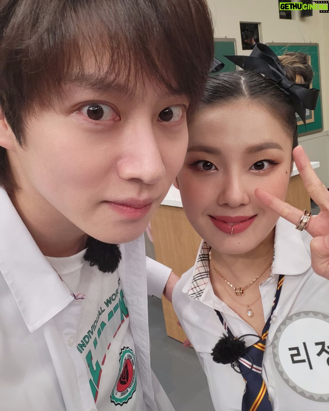 Kim Hee-chul Instagram - 김수용님의 만화 과 '피플크루' 의 비디오를 보며 쉬는 시간만 되면 친구들과 체육복으로 갈아입고 복도로 나가 되지도 않는 토머스와 윈드밀을 하던 16살 시절이 생각나네요😂🤣 '스트릿 우먼 파이터' 를 시작으로 댄서분들의 멋짐과 대단함이 더 널리 알려지길 바랍니다🤗 지금 녹화 들어가야하니 자세한 얘기는 이따 쓰도록 하겠어요!!🙂🙃 #스트릿우먼파이터 #모니카 #허니제이 #아이키 #효진초이 #리헤이 #가비 #노제 #리정