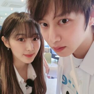 Kim Hee-chul Instagram - 오예! 에스파랑 사진 찍었다😍🤩

#aespa #에스파 #아는형님