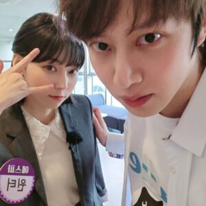 Kim Hee-chul Instagram - 오예! 에스파랑 사진 찍었다😍🤩

#aespa #에스파 #아는형님