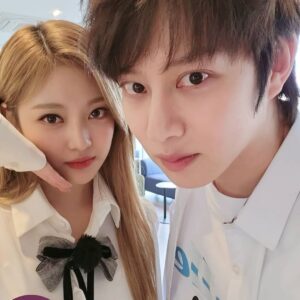 Kim Hee-chul Instagram - 오예! 에스파랑 사진 찍었다😍🤩 #aespa #에스파 #아는형님
