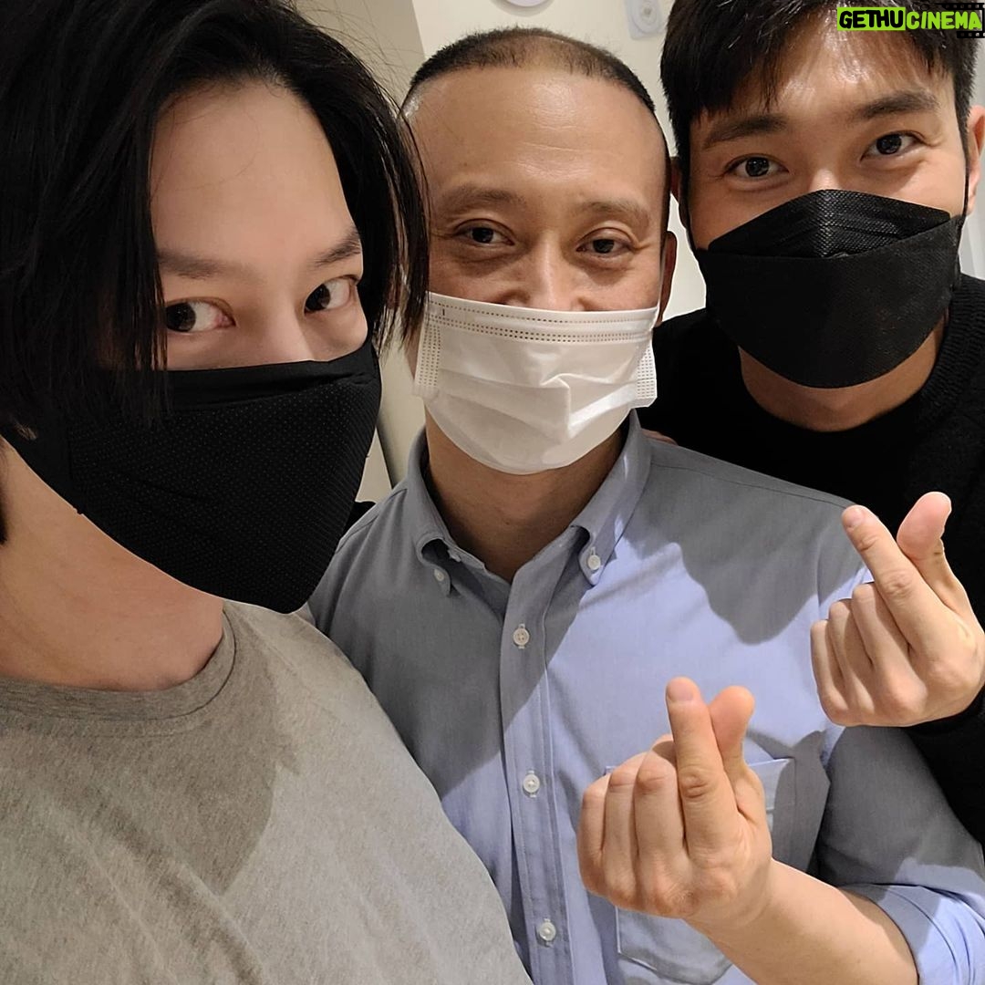Kim Hee-chul - 469.6K Likes - 교통사고로 망가진 내 몸과 뼈를 체크하고 치료해주시는 김무열형아🦵💆♂️😊
교통사고로 입원했을 때 꼭 걸을 수 있을거라며 매일 와서 기도해준 마시원🙏💙🐴
고마운 사람들❤🍒
.
.
#김무열베개 #최시원