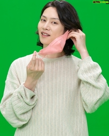 Kim Hee-chul Instagram - 이비에 마스크는 입 위에👄⬆️ 원하는 색깔로 끼고 다니세요❤🧡💛💚💙💜🤎🖤 #광고 #이비에마스크 #ebeMASK 나 17살 고 1때, 원주 남부시장 2층 오락실에서 게임 엄청 많이 했었음🎮🕹🎰 특히 'ENVY MASK' 라는 노래를 좋아했었지🙂🙃