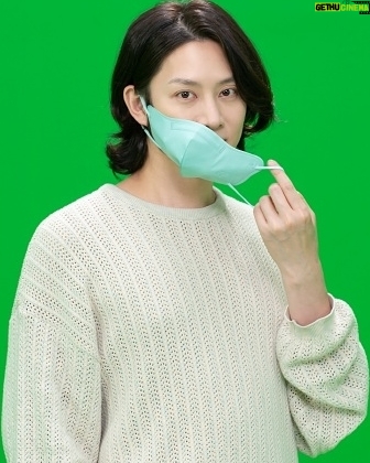 Kim Hee-chul Instagram - 이비에 마스크는 입 위에👄⬆️ 원하는 색깔로 끼고 다니세요❤🧡💛💚💙💜🤎🖤 #광고 #이비에마스크 #ebeMASK 나 17살 고 1때, 원주 남부시장 2층 오락실에서 게임 엄청 많이 했었음🎮🕹🎰 특히 'ENVY MASK' 라는 노래를 좋아했었지🙂🙃