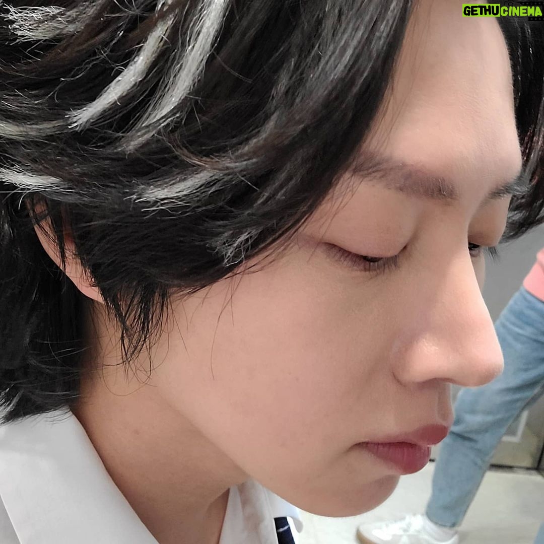 Kim Hee-chul - 649.1K Likes - 우주대스타 희님의 데뷔 16주년입니다😁
많은 사랑과 갑작스러운 제 칭찬에 쑥스럽고 어찌할 줄 모를 정도로 창피하지만☺
기분 나쁘진 않으니 앞으로도 사랑 풀가동으로 돌려주시고 더 더 칭찬만 해주세요🙄
전 이기적인 연예인이니까요!!🤪
절 좋아해주고 사랑해주는 모든 분들 꼭 꼭 행복하세요!!🤗
.
.
#김희철 #희님 #우주대스타
#사랑해요김희철우유빛깔김희철
#3월16일SuperJunior앨범초특급발매
