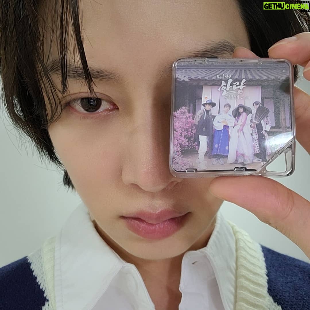Kim Hee-chul - 649.1K Likes - 우주대스타 희님의 데뷔 16주년입니다😁
많은 사랑과 갑작스러운 제 칭찬에 쑥스럽고 어찌할 줄 모를 정도로 창피하지만☺
기분 나쁘진 않으니 앞으로도 사랑 풀가동으로 돌려주시고 더 더 칭찬만 해주세요🙄
전 이기적인 연예인이니까요!!🤪
절 좋아해주고 사랑해주는 모든 분들 꼭 꼭 행복하세요!!🤗
.
.
#김희철 #희님 #우주대스타
#사랑해요김희철우유빛깔김희철
#3월16일SuperJunior앨범초특급발매