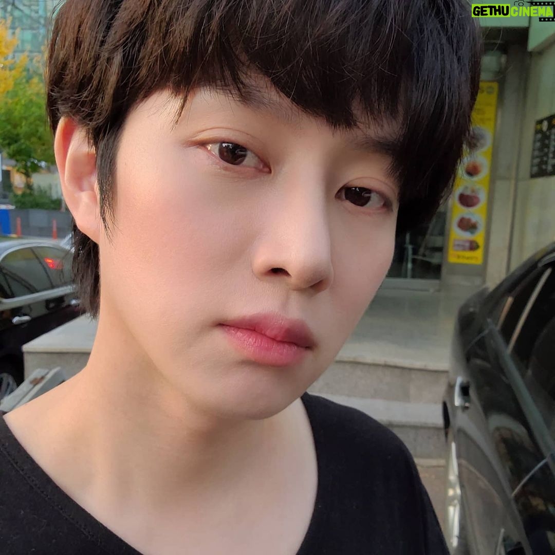 Kim Hee-chul - 649.1K Likes - 우주대스타 희님의 데뷔 16주년입니다😁
많은 사랑과 갑작스러운 제 칭찬에 쑥스럽고 어찌할 줄 모를 정도로 창피하지만☺
기분 나쁘진 않으니 앞으로도 사랑 풀가동으로 돌려주시고 더 더 칭찬만 해주세요🙄
전 이기적인 연예인이니까요!!🤪
절 좋아해주고 사랑해주는 모든 분들 꼭 꼭 행복하세요!!🤗
.
.
#김희철 #희님 #우주대스타
#사랑해요김희철우유빛깔김희철
#3월16일SuperJunior앨범초특급발매