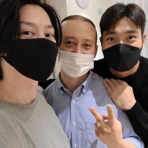 Kim Hee-chul Instagram - 교통사고로 망가진 내 몸과 뼈를 체크하고 치료해주시는 김무열형아🦵💆‍♂️😊

교통사고로 입원했을 때 꼭 걸을 수 있을거라며 매일 와서 기도해준 마시원🙏💙🐴

고마운 사람들❤🍒
.
.
#김무열베개 #최시원