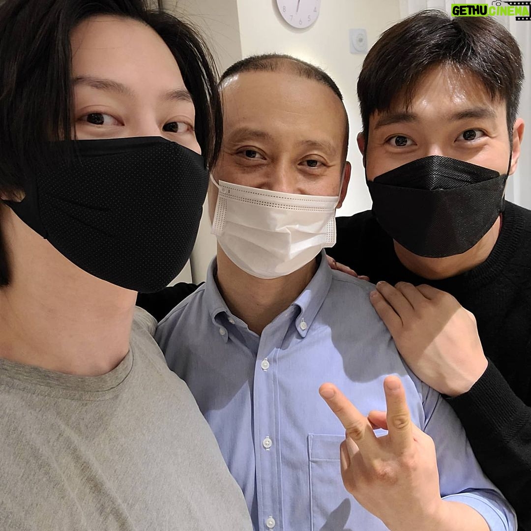 Kim Hee-chul - 469.6K Likes - 교통사고로 망가진 내 몸과 뼈를 체크하고 치료해주시는 김무열형아🦵💆♂️😊
교통사고로 입원했을 때 꼭 걸을 수 있을거라며 매일 와서 기도해준 마시원🙏💙🐴
고마운 사람들❤🍒
.
.
#김무열베개 #최시원