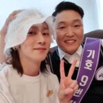 Kim Hee-chul Instagram - 2002년 늦은 가을🍁🍂 친구들이랑 TV를 보고 있는데 싸이형의 '챔피언' 무대가 나왔다 'I Love X', '카사노바', 'No.1', '놀아보자' 등.. 싸이형이 얼굴을 공개하기 전부터 워낙 팬이었던 나는 늘 그랬듯이 '챔피언' 을 따라불렀고, 옆에 있던 친구가 "야~ 너도 연예인 해봐~" 라는 말에 컴퓨터를 켜고 한국에 있는 기획사들을 떠올렸다💭 '어디 기획사 글자수가 제일 짧지🤔 SM....' SM을 검색하니 '판당고' 가 뜨면서 토욜은 4시, 일욜이 3시였나? 아무튼 주말마다 SM 공개 오디션이 있다는 공지가 올라왔고 바로 엄마한테 토요일에 서울구경 가는 김에 오디션 보고 오겠슴😏 🧍‍♂️⛰️🚎🧍‍♂️🏙😮🏟😮🚶‍♂️🕔😮‍💨🏢😳🎤🇰🇷🎵💯👌 👯‍♂️👯‍♂️👯‍♂️👯‍♂️👯‍♂️👯‍♂️➕️🕺💙 그렇게 서울 올라가서 SM 오디션 보고 연예인 됨🙂🙃 . . #싸이 #PSY #싸다9 #싸이가없었으면우주대스타도없었단이야기 @42psy42