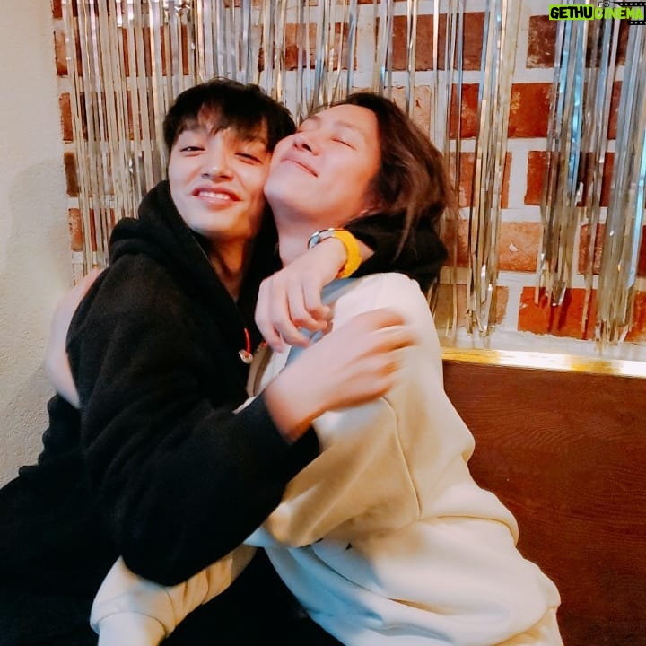 Kim Hee-chul - 523.7K Likes - AB🤴💋
#쌈디 #사이먼도미닉 #아주먼옛날쪼코볼이라는모임이있었다