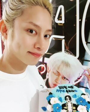 Kim Hee-chul Instagram - 어느덧 데뷔한지 15년이 되었네요🍒
.
.
15년동안 김희철을 믿어주고 응원해주셔서 고맙습니다🐱
.
.
세계에 계신 꽃잎, E.L.F, 저를 사랑해주시는 모든 분들.. 어디에서든 우연히라도 마주치게 된다면 꼭 고맙단 말 전하고 싶군요🐶
.
.
언제 제가 연예계에서 사라질지 모르지만
그래도 여러분의 기억속에 나쁘지는 않았던 연예인 김희철로 남도록 늘 겸손하겠습니다💙
.
.
#20050306 #20200306