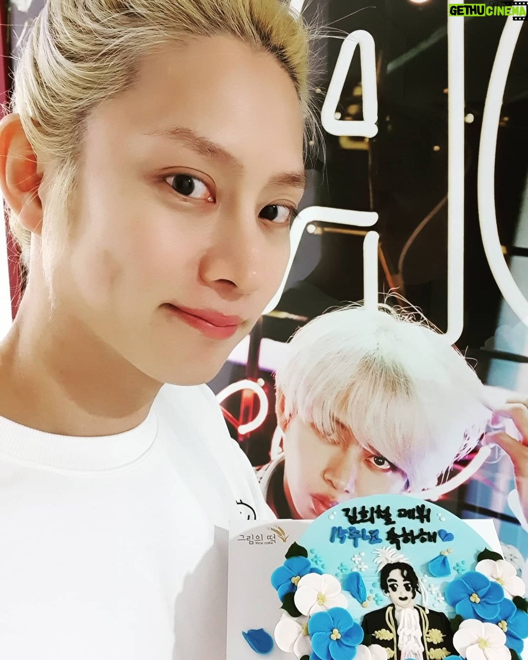 Kim Hee-chul - 606.1K Likes - 어느덧 데뷔한지 15년이 되었네요🍒
.
.
15년동안 김희철을 믿어주고 응원해주셔서 고맙습니다🐱
.
.
세계에 계신 꽃잎, E.L.F, 저를 사랑해주시는 모든 분들.. 어디에서든 우연히라도 마주치게 된다면 꼭 고맙단 말 전하고 싶군요🐶
.
.
언제 제가 연예계에서 사라질지 모르지만
그래도 여러분의 기억속에 나쁘지는 않았던 연예인 김희철로 남도록 늘 겸손하겠습니다💙
.
.
#20050306 #20200306