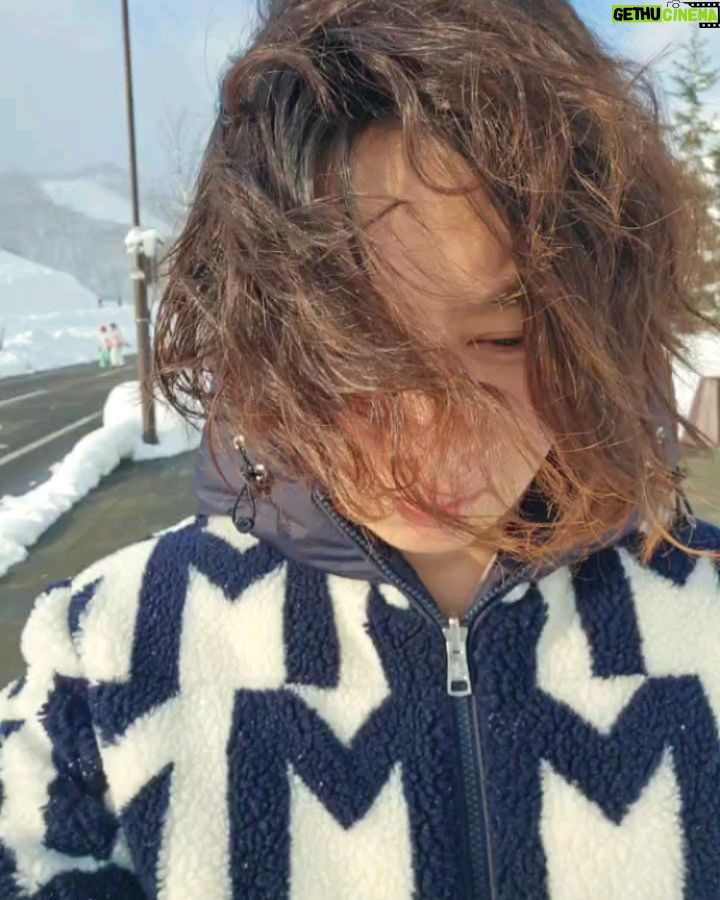 Kim Hee-chul Instagram - 개성 넘치는 단발 VS 그냥 평범한 머리