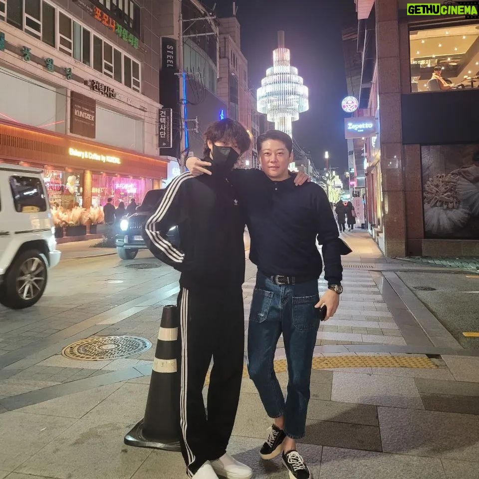 Kim Hee-chul Instagram - 잘가라 친구야👯♂️🤼♂️👬👋 일본에서 행복하게 살으렴🇰🇷🛩🇯🇵🏡💖 . . #Gunhee #진광중학교 #원주공고 #불알친구 @gunhee_tokyo