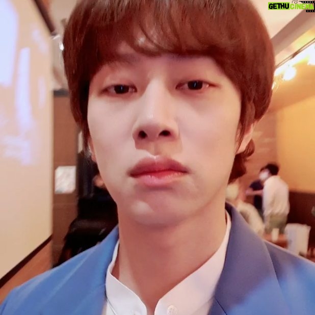 Kim Hee-chul Instagram - 소환사의 협곡으로 가는 중🙈🙉🙊 나의 체리단들이여🍒🍒 TOP 챔프 추천 받습니다😐 내가 원거리 딜러를 하다가 때려쳐서😡🤬 규버미님꺼 보고 그웬을 시작하고 최텐텐님꺼 보고 세트를 시작하고 이렐킹님꺼 보고 이렐리아를 시작하고 우최올님꺼 보고 올라프를 시작하고 홍진호형을 보고 저그를 시작하고 홍진호형을 보고 저그를 시작하고 갓키형님꺼 보고 카밀을 시작하고 프제짱님꺼 보고 야스오를 시작하고 쌀튜브를 보고 요릭, 트런들도 해봤지만 (요릭, 트런들은 못생겨서 패스..😔) 나와 어울리는 챔프가 뭐가 있을까🤔 나름 케넨, 럼블, 탐켄치는 곧 잘하는데 탐켄치는 예쁜 스킨이 안나와서 안함🐸 . . #롤 #LOL