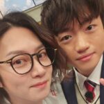Kim Hee-chul Instagram – 캬~ 희철이 성공했구나 진짜☺️
T1 선수들과 단체사진도 찍고❤️

나 이날 풀메이크업+헤어 출장🙈
.
.
#아는형님 #T1
@godthunderzeus @t1_oner @faker @t1_gumayusi @keria_minseok