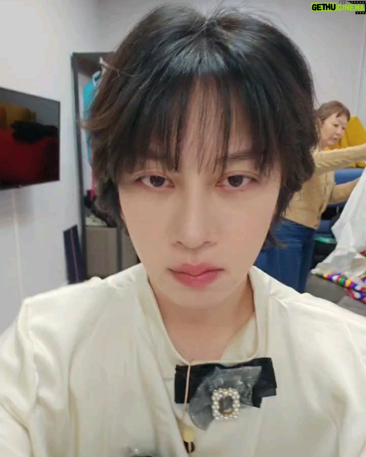 Kim Hee-chul Instagram - 개성 넘치는 단발 VS 그냥 평범한 머리