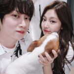 Kim Hee-chul Instagram – 주인을 버린 기복이🐶🐕
.
.
#aespa #아는형님