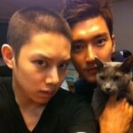 Kim Hee-chul Instagram - 데뷔한지 18년이 됐다고 합니다🎊 시간 너무나도 빠릅니다....🥺 고등학생 때부터 전단지 돌리기, 공장, 호프집, 수영장, 고깃집.. 많은 알바를 하다가 스무살 겨울, SM에 온게 생각나네요 늘 즐겁고 유쾌하게 살았지만 연예인이 된 후로는 더 행복하게 살아왔습니다 '이래도 되나' 싶을 정도의 많은 사랑을 받으며 말이죠 물론, 그 사랑. 당연하다 생각한적 없다는건 알지?🤗 앞으로도 그 사랑들 생각해서 더 잘 살겠습니다😍 "초심을 찾겠습니다!" 란 말은 빼도록 하겠어요😏 전 초심 찾으면....🙄😮‍💨😕😰🫠 '꽃잎' 처음 데뷔 했을 때 제 팬들에게 붙여준 애칭인데요.. 뜻이 아주 그냥 나르시시즘의 끝을 보여줍니다🤔 "나는 꽃이니 너희들은 언제나 함께있는 꽃잎이 되어라" 🤯🤯🤯🤯🤯🤯🤯🤯🤯🤯🤯🤯🤯🤯🤯🤯🤯🤯 20대의 김희철은 지금보다 더 제 정신이 아니었다는..🥲 암튼, 정말 고맙고 사랑한단 말을 빙빙 돌리는 중입니다 깔깔깔🤪 잘 자!!!!🙂🙃🙂🙃🙂🙃🙂🙃🙂🙃🍒💙 . . #꽃잎 #Petal