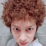 Kim Hee-chul Instagram - 데뷔한지 18년이 됐다고 합니다🎊 시간 너무나도 빠릅니다....🥺 고등학생 때부터 전단지 돌리기, 공장, 호프집, 수영장, 고깃집.. 많은 알바를 하다가 스무살 겨울, SM에 온게 생각나네요 늘 즐겁고 유쾌하게 살았지만 연예인이 된 후로는 더 행복하게 살아왔습니다 '이래도 되나' 싶을 정도의 많은 사랑을 받으며 말이죠 물론, 그 사랑. 당연하다 생각한적 없다는건 알지?🤗 앞으로도 그 사랑들 생각해서 더 잘 살겠습니다😍 "초심을 찾겠습니다!" 란 말은 빼도록 하겠어요😏 전 초심 찾으면....🙄😮‍💨😕😰🫠 '꽃잎' 처음 데뷔 했을 때 제 팬들에게 붙여준 애칭인데요.. 뜻이 아주 그냥 나르시시즘의 끝을 보여줍니다🤔 "나는 꽃이니 너희들은 언제나 함께있는 꽃잎이 되어라" 🤯🤯🤯🤯🤯🤯🤯🤯🤯🤯🤯🤯🤯🤯🤯🤯🤯🤯 20대의 김희철은 지금보다 더 제 정신이 아니었다는..🥲 암튼, 정말 고맙고 사랑한단 말을 빙빙 돌리는 중입니다 깔깔깔🤪 잘 자!!!!🙂🙃🙂🙃🙂🙃🙂🙃🙂🙃🍒💙 . . #꽃잎 #Petal