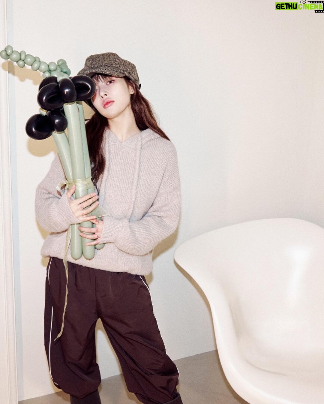 Kim Hyuna Instagram - Dazy&Cosmopolitan 🖤