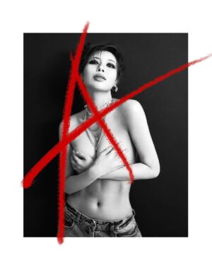 Kim Hyuna Instagram - 🖤🤍
