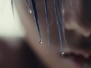 Kim Hyuna Instagram - 가장 예쁠 때의 너를 만나서 누가 뭐라 해도 뭐든 견딜 수가 있었어 괜찮아 난