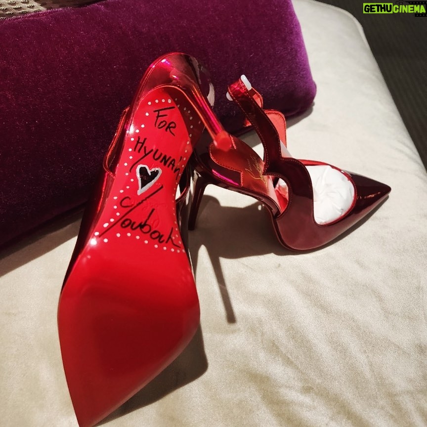 Kim Hyuna Instagram - ❤️ The Loubishow III 👠👠 #ChristianLouboutin #PFW