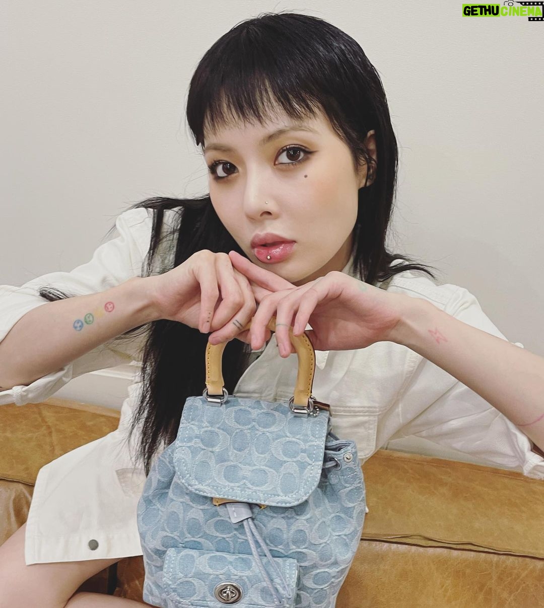 Kim Hyuna Instagram - đ¤đ¤đ¤ #ę´ęł #coachNY