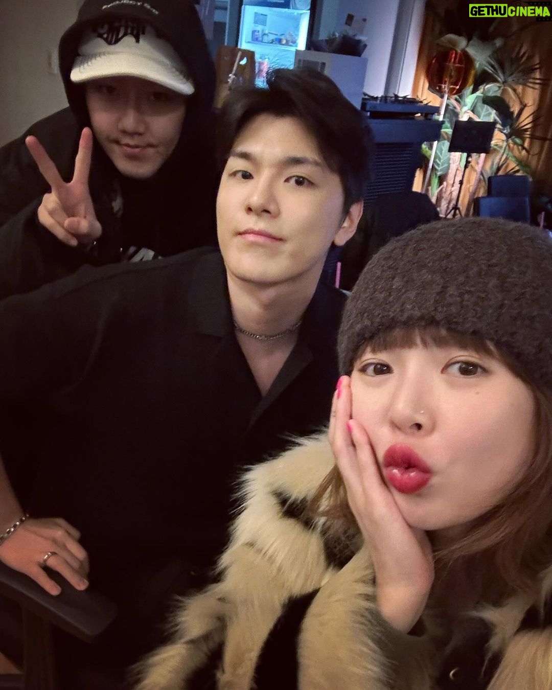 Kim Hyuna Instagram - 7년만이라니 대표님들 축하드려요👼🪽🤍✨👍🏻