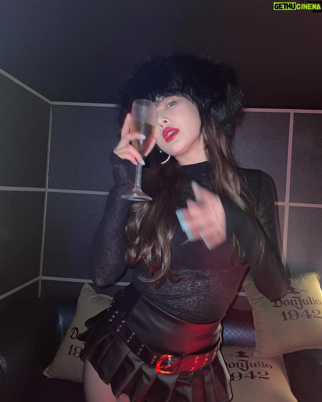 Kim Hyuna Instagram - 1942π #κ΄κ³ #λν리μ€1942 #DonJulio1942 #DonjulioFIESTA #λν리μ€νΌμμ€ν @DonJulioTequila *κ²½κ³ : μ§λμΉ μμ£Όλ λμ‘Έμ€, κΈ°μ΅λ ₯ μμμ΄λ μΉλ§€λ₯Ό μ λ°ν©λλ€. μμ μ€ μμ£Όλ κΈ°νμ μΆμ μνμ λμ
λλ€.