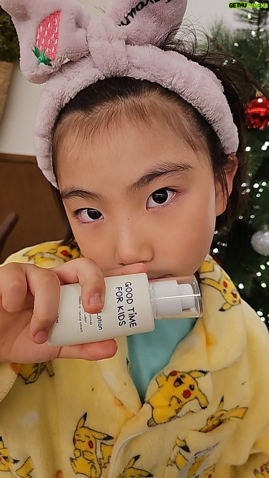 Kim Ji-Yu Instagram - @goodtimeforkids 뿌뿌까까 우리 태린이^^ 애기로션 쓰기에는 너무 커버린 것 같공^^;; 그렇다고 어른 꺼 쓸 순 없공^^;; 태린이한테 딱 맞는 어린이로션 찾았지요😀 굿타임 포키즈 ❤️ 페이셜 로션이에요! 🎈현재 스마트스토어에서 페이셜로션 1+1 (50%할인) 이벤트 진행중이래요💕 #굿타임포키즈 #어린이화장품 #키즈화장품 #EWG그린등급 #저자극 #온가족 #로션 #믿고쓰는 #어린이로션 #초등학생로션 #아이로션추천 #제품협찬 #페이셜로션추천